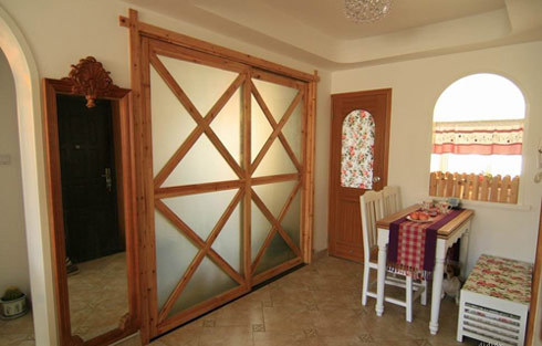 餐厅的左边大大的木条玻璃门