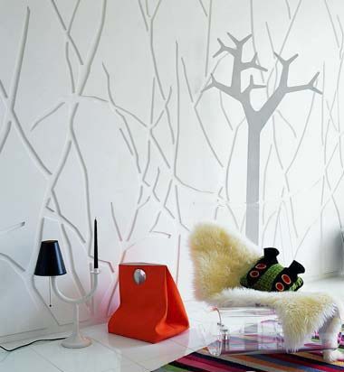 白色墙纸，几笔随意的笔触条纹就会使整体设计与众不同。