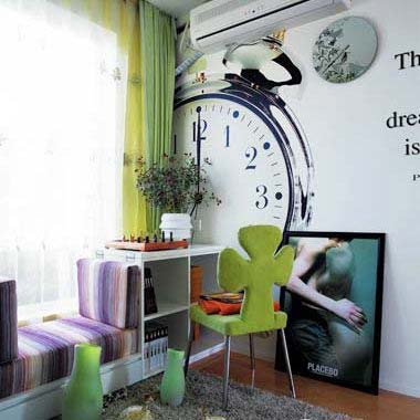 夸张的钟表图案墙纸，椅子的选择也很独特，整体设计都很有创意。