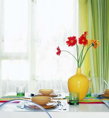 细腻的瓷制小碗，几支小花简单地插在花瓶里，会让就餐环境增添一缕清新。