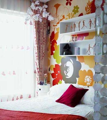 卧室墙纸很有田园气息，在墙体安放两个搁架展示一些心爱之物。