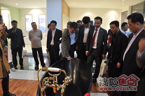 蔡吉林向中国建筑卫生陶瓷协会副会长缪斌介绍中宇产品