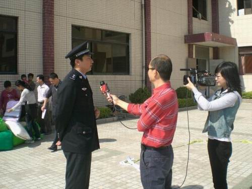 深圳第一现场采访维持秩序的杨警官