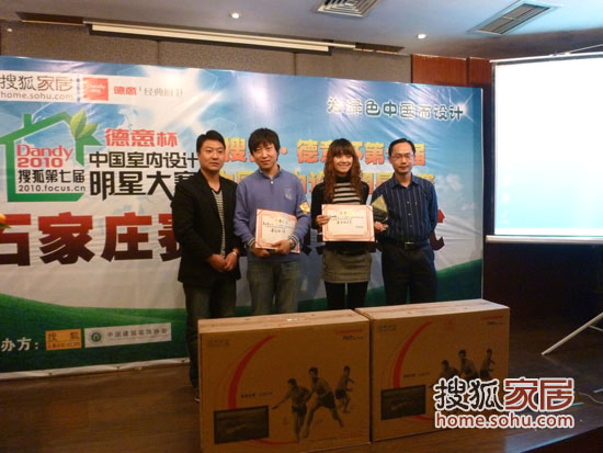 最佳设计奖得主吴永清（左数第二位）和最佳效果奖得主陈丽娜（左数