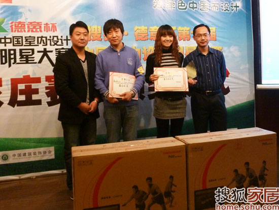 最佳设计奖得主吴永清（左数第二位）和最佳效果奖得主陈丽娜（左数第三位）