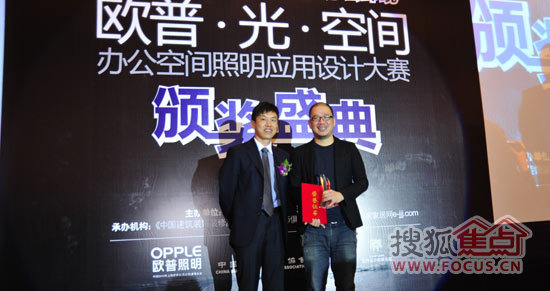 欧普董事长王耀海先生（左）与最佳营业空间 奖获奖设计师颜呈勋