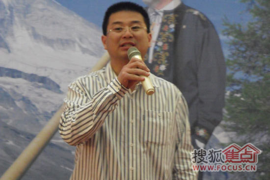 沈阳居然之家皇姑店总经理吴铁成在活动上发表讲话