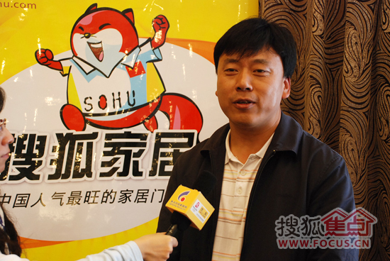 参展企业代表接受搜狐家居记者采访