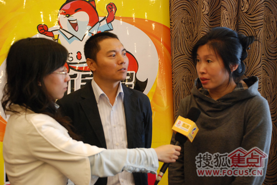 参展企业代表接受搜狐家居记者采访