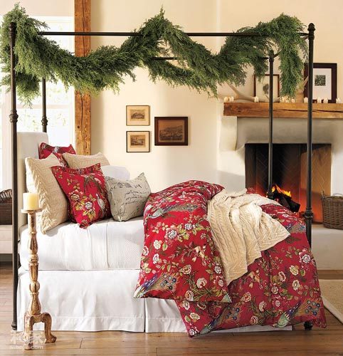 　　红色的被子，白色的床单，把冬青的枝条绕上床架，就成就了一个happy圣诞节 