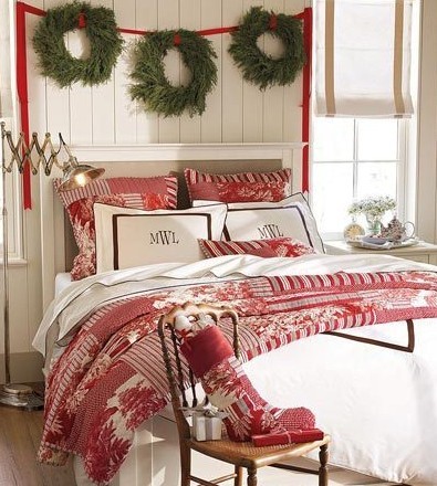 床头背景墙挂上三个冬青树枝花环，红白相间的床品，烘托节日的气氛 