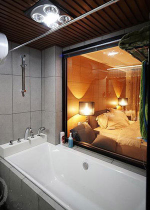浴室与卧室用透明窗隔开