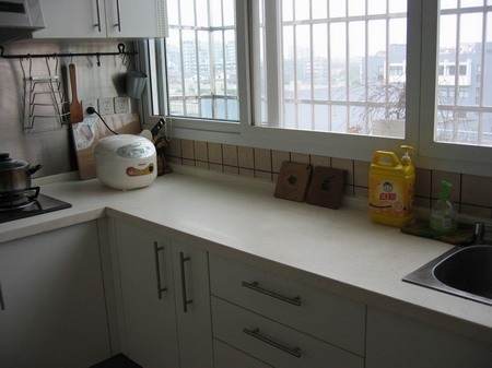厨房是一字型的操作台还是比较宽敞的