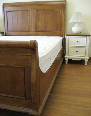 卧室的床和床头柜