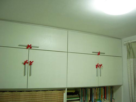 书柜上的吊柜可以储藏很多家居用品