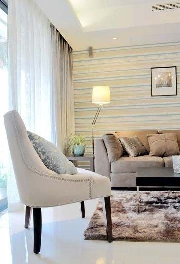 沙发区配以舒适的白色单人沙发椅：清爽实用107平米三室两厅家