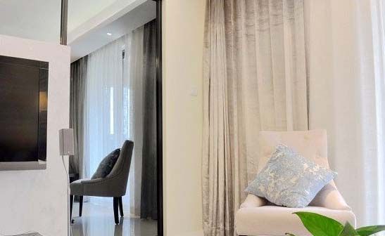 低垂的素色窗帘：清爽实用 107平米三室两厅家