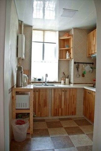 还是厨房地上是用客厅同一系列的砖铺的格子