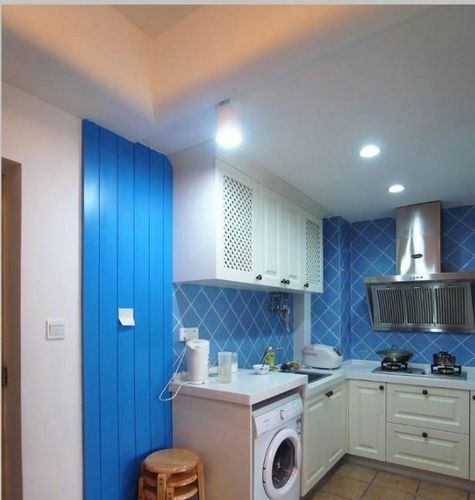 入门进来直走便是厨房了白色的厨房和蓝色的墙面形成鲜明的对比