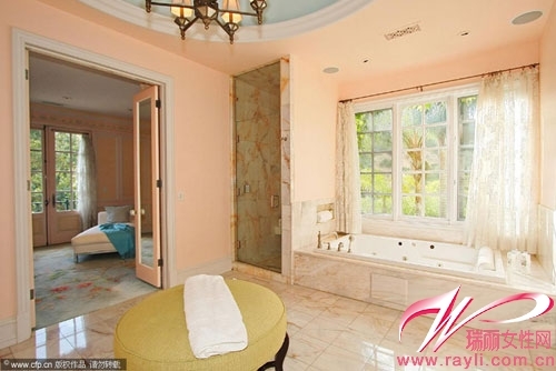 超模海蒂-克鲁姆（Heidi Klum）豪宅其中一间浴室，空间很宽敞，吊顶很讲究