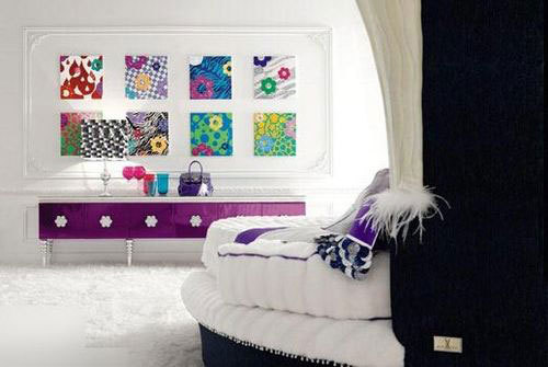 紫色光洁面的壁柜迎合整体卧室风格抽屉上花朵造型的把手成为视觉亮点