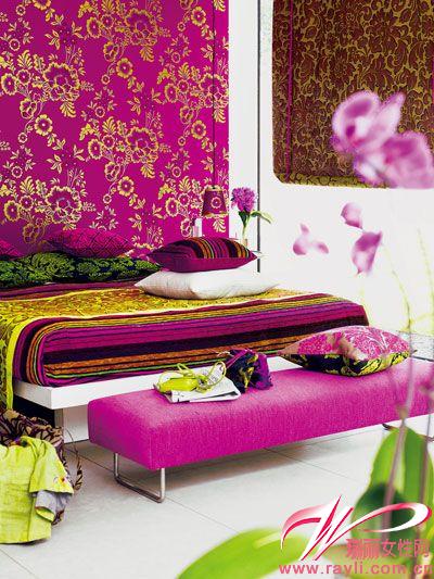 具有霓虹色感花卉剪影图案的靠枕