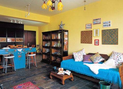 客厅与餐厅贯通，暖色的墙壁配以冷色的石板地砖，旧式的家具风格却以现代的手法装饰。