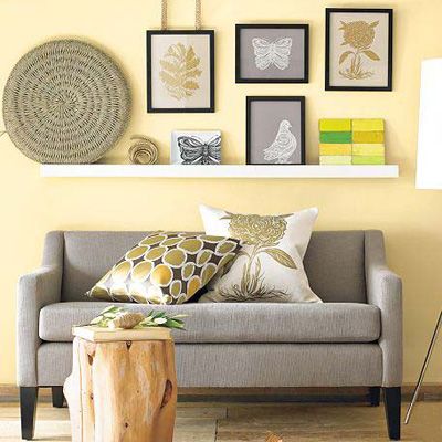 用相框和工艺品装饰沙发背景墙，美观而雅致