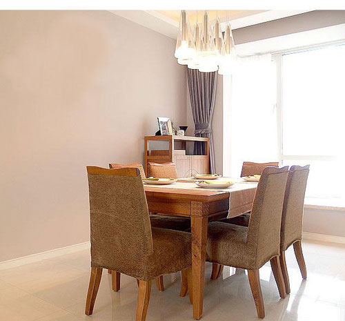 现代的吊灯配以简洁的餐桌椅，营造出完美优雅的用餐环境