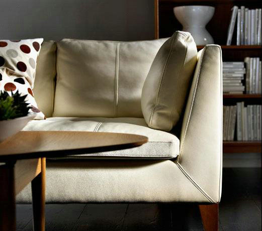 宜家所推出的这款沙发就采用优质染色皮革制成