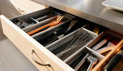 这款抽屉分割配件将厨柜抽屉内部分隔成你所需的不同规格的收纳区