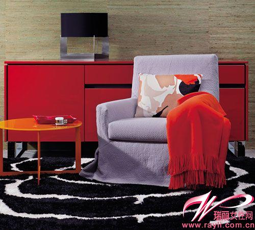 红色披毯和灰色单人沙发