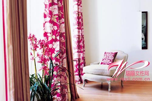 粉嫩色花朵图案窗帘让起居室更明亮艳丽