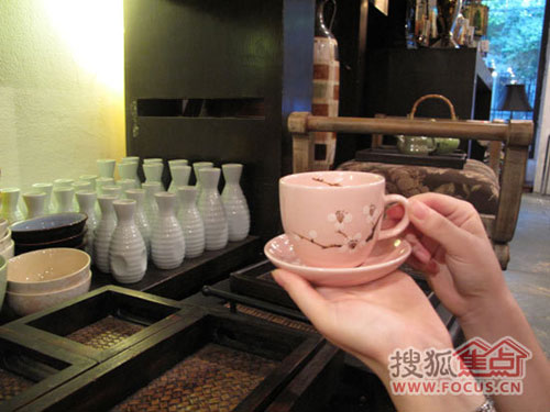 捧着将樱花雕刻在杯身上的茶杯喝茶、吃点心是不是别有一番情调？