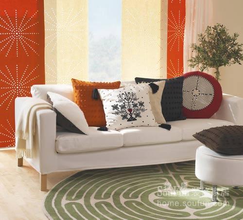 白色、米色或橘色等浅色系家俱，可利用如棕色、咖啡色等较沉稳颜色的饰品，或选用暖色系的沙发布套来平衡空间色彩，刚柔并济的中性风永远不退风潮。