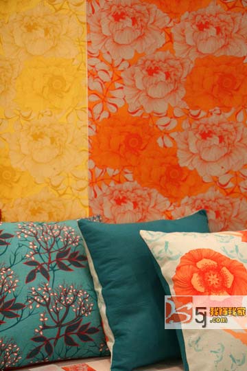 橙色的花草壁纸最适合铺贴在格局单一的房间里，以降低居室的拘束感