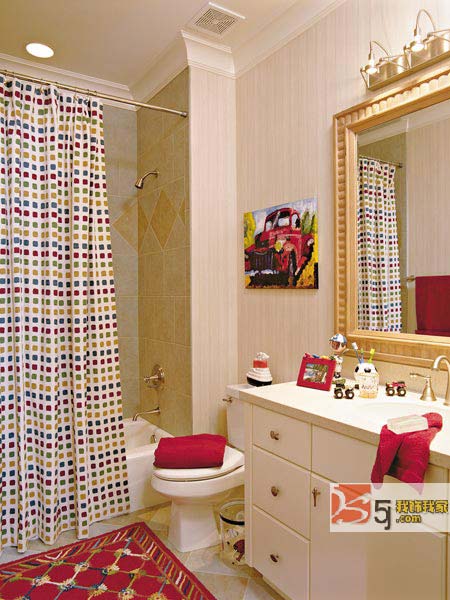 木色的墙板、白色卫浴充满清凉感，温情的浴品给空间增色不少