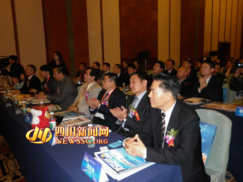 成都市明珠家具（集团）有限公司总裁王建斌（第一排右2）出席论坛