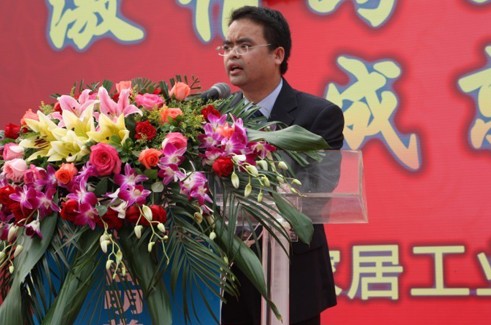 图为尚朋堂总经理叶忠胜就新园区落成典礼发表讲话