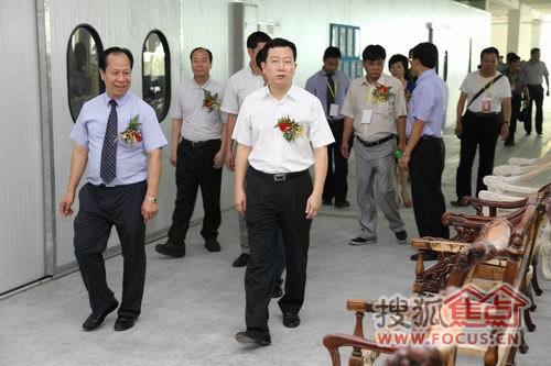 图：行政总裁何志雄（左一）陪同政府领导、经销商朋友参观新厂