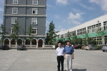 董事长骆正任（左一）与木门协会秘书长王永林合影