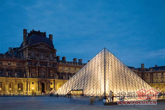 贝聿铭设计的卢浮宫入口的建筑造型运用了象征性符号—金字塔