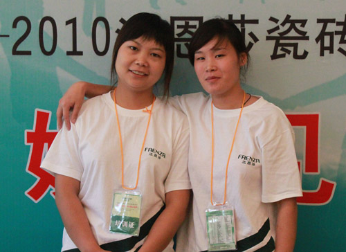 杭州法恩莎瓷砖店长 李倩(左)与舒小丽