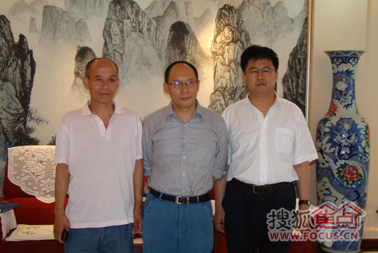 从左至右：孙国财董事长、陈宝光副理事长、王宏伟副市长
