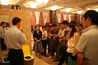 香港设计师陈飞杰先生在吉事多展架介绍高端卫浴空间