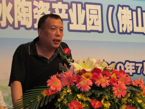佛山陶瓷协会秘书长尹虹作陶瓷行业发展报告