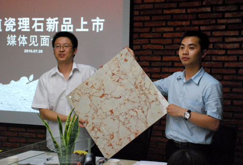 尊・道营销副总经理黄键铬（右）、市场总监王成华（左）