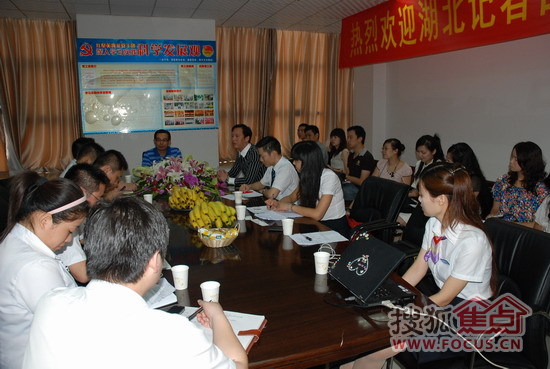记者团与郑州商场领导交流学习