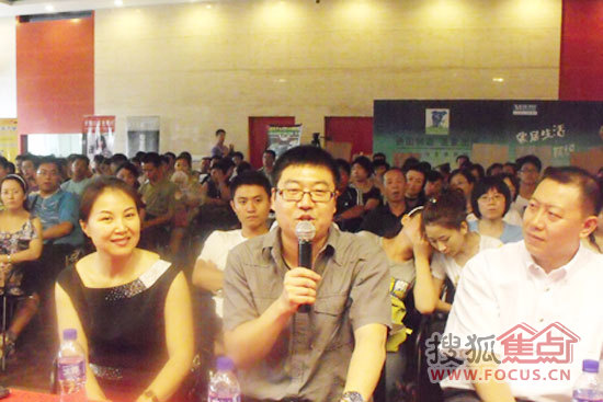 圣象集团辽宁分公司副总经理孟宪波（中）在活动上发言