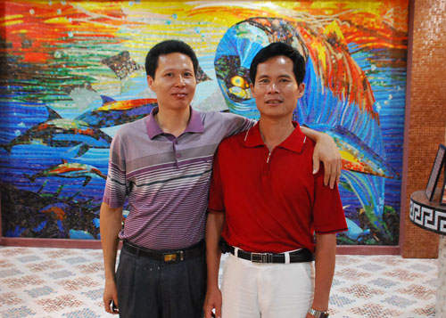威尔德马赛克总经理杨亦伟（右）与销售经理梁文